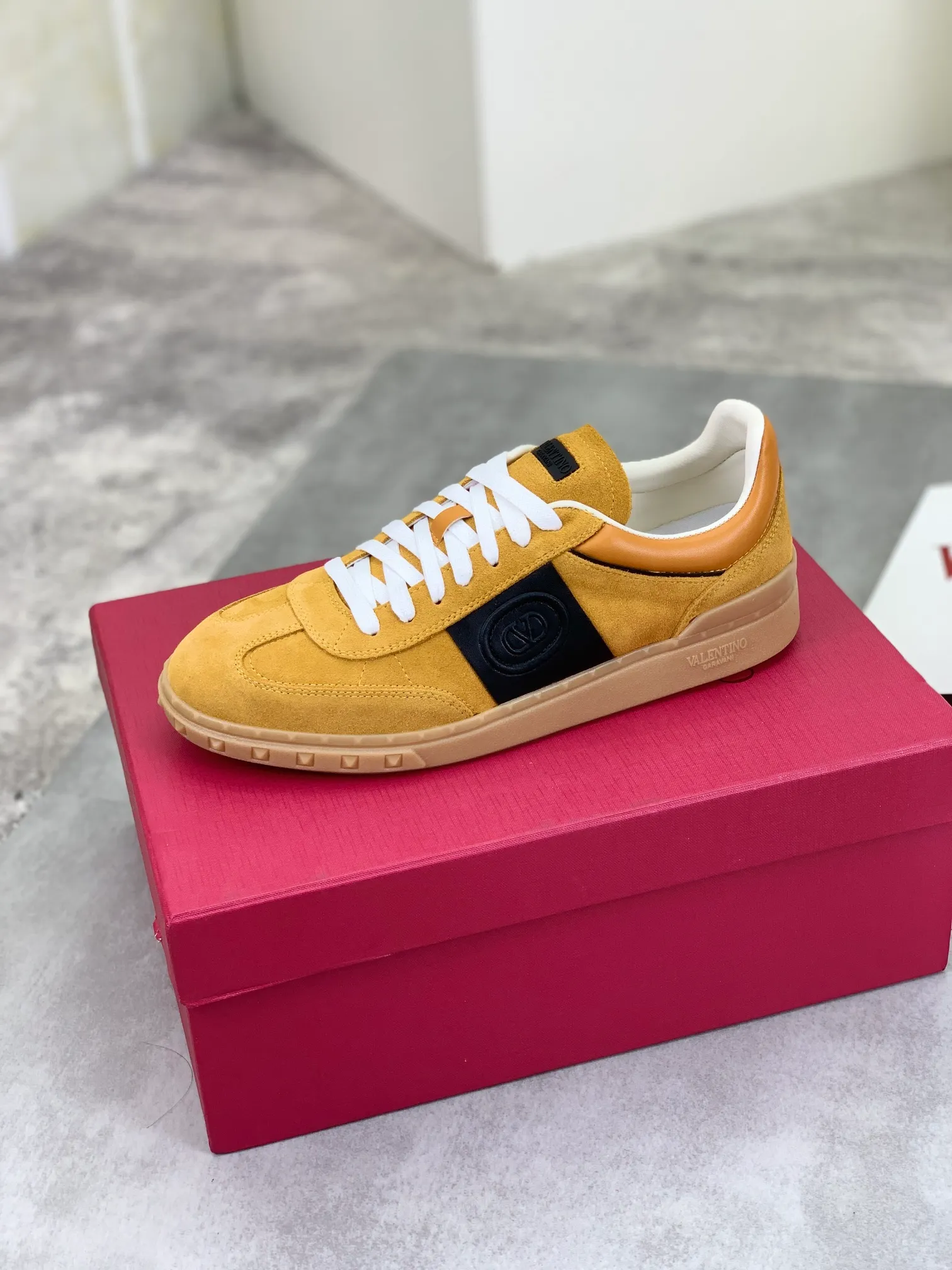 Men's Men's Shoes P520 New Couple Style Valentino Valentino 2025/UPVILLAGE Couple Casual Sports Shoes Moral Training Shoes 🆚Professional high-end, perfect replica, first-class quality, all made of original 1:1 materials, exclusive mold opening! 🎁Full set of high-end packaging at the counter ✔️Fabric: high mercerized cowhide ✔️Outsole: TPU material outsole ✔️Size: female 35-40 male 39-45 (female 41 male 38.46) 🆚All details are customized at 1:1 mold, striving for perfection!